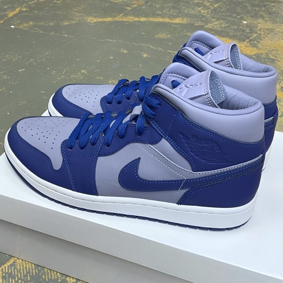 Air Jordan 1 Mid SE Iron Purple DH7821-500 WMNS Georgetown Dallas Cowboys - Picture 5 of 9